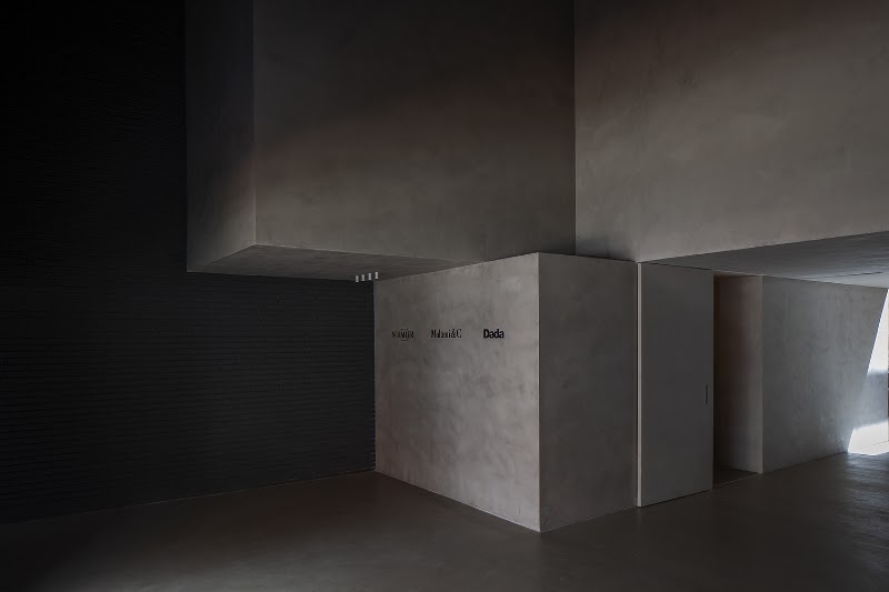 Molteni&C Flagship Store by Schaller, Bogota — photograph by Mateo Pérez for DE NUTTE STUDIO